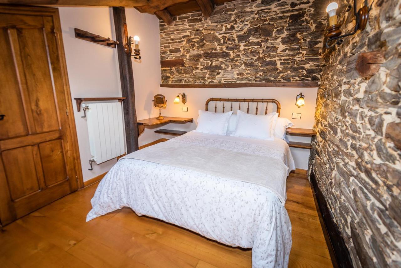 Apartamentos Rurales Casa Riveras ซานตาเอวลาเลีย เด โอสโกส ภายนอก รูปภาพ