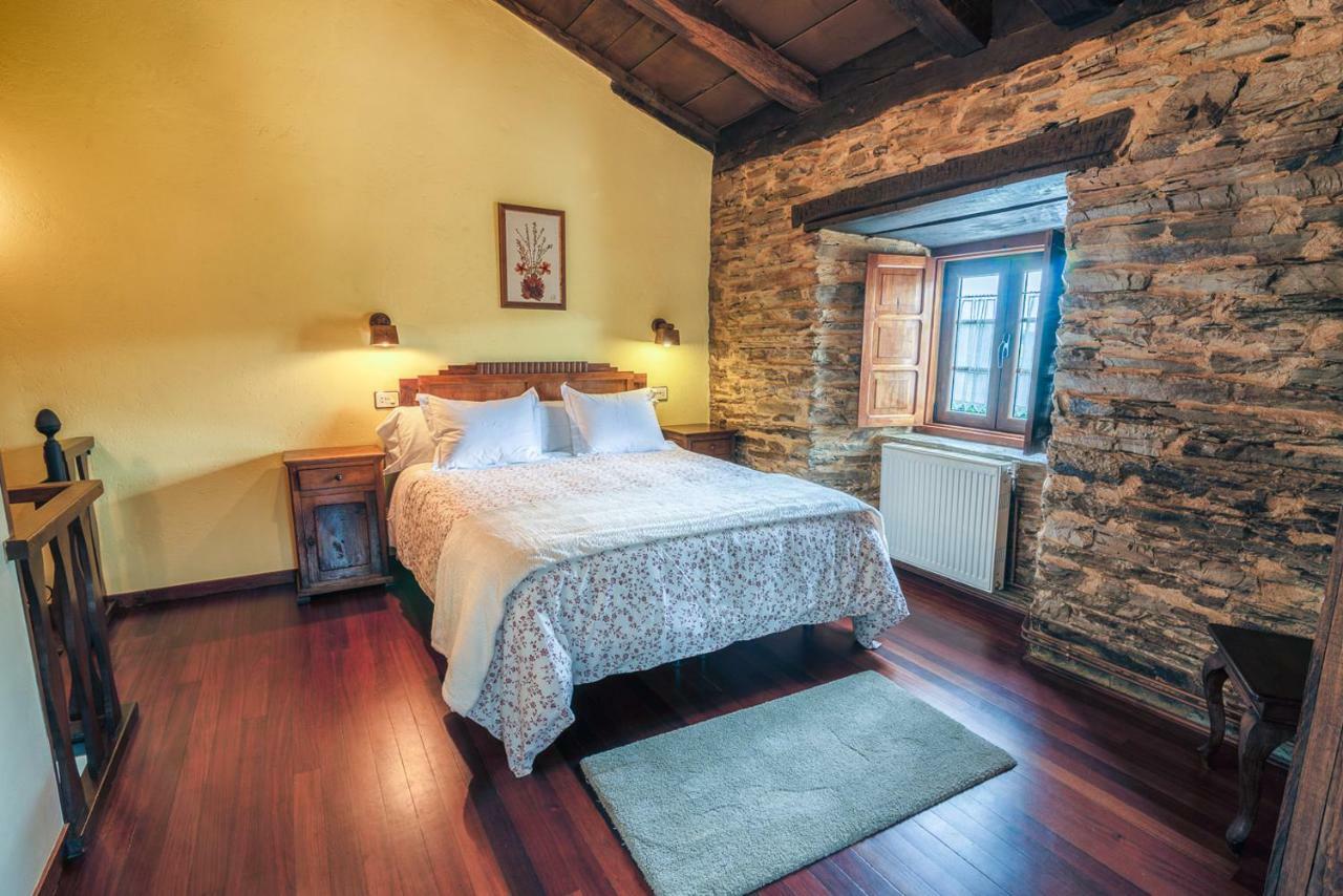 Apartamentos Rurales Casa Riveras ซานตาเอวลาเลีย เด โอสโกส ภายนอก รูปภาพ