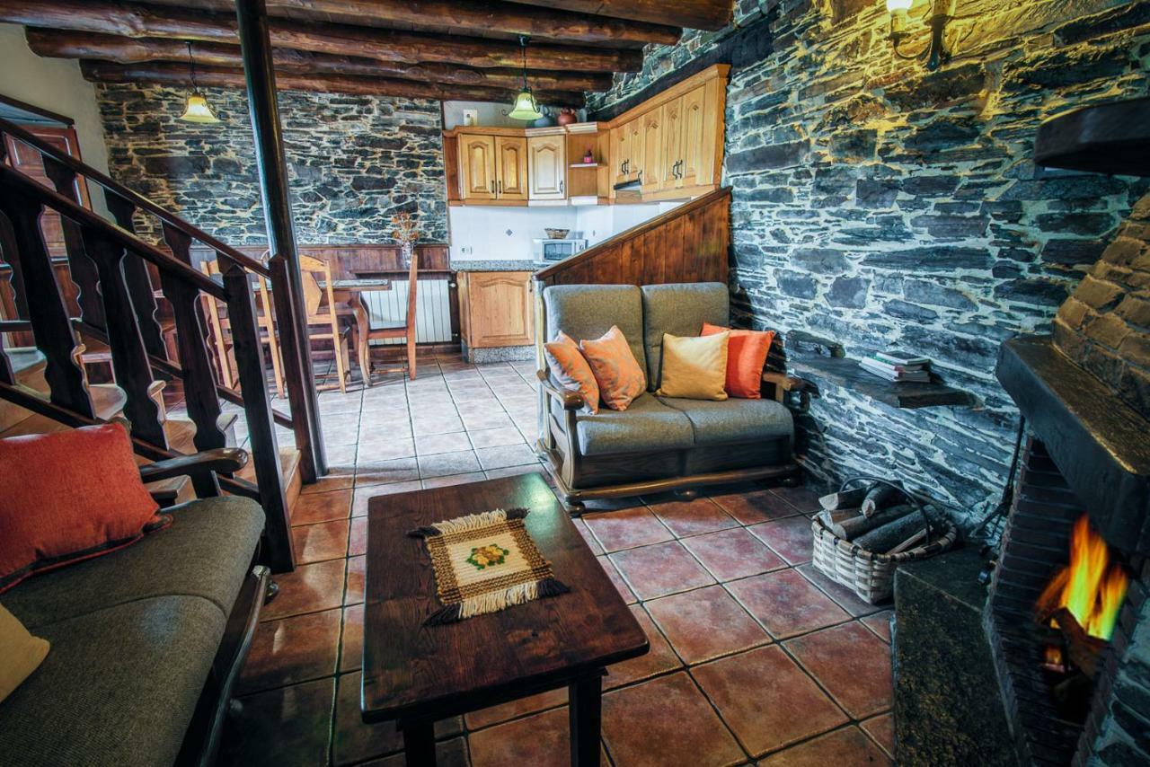 Apartamentos Rurales Casa Riveras ซานตาเอวลาเลีย เด โอสโกส ภายนอก รูปภาพ