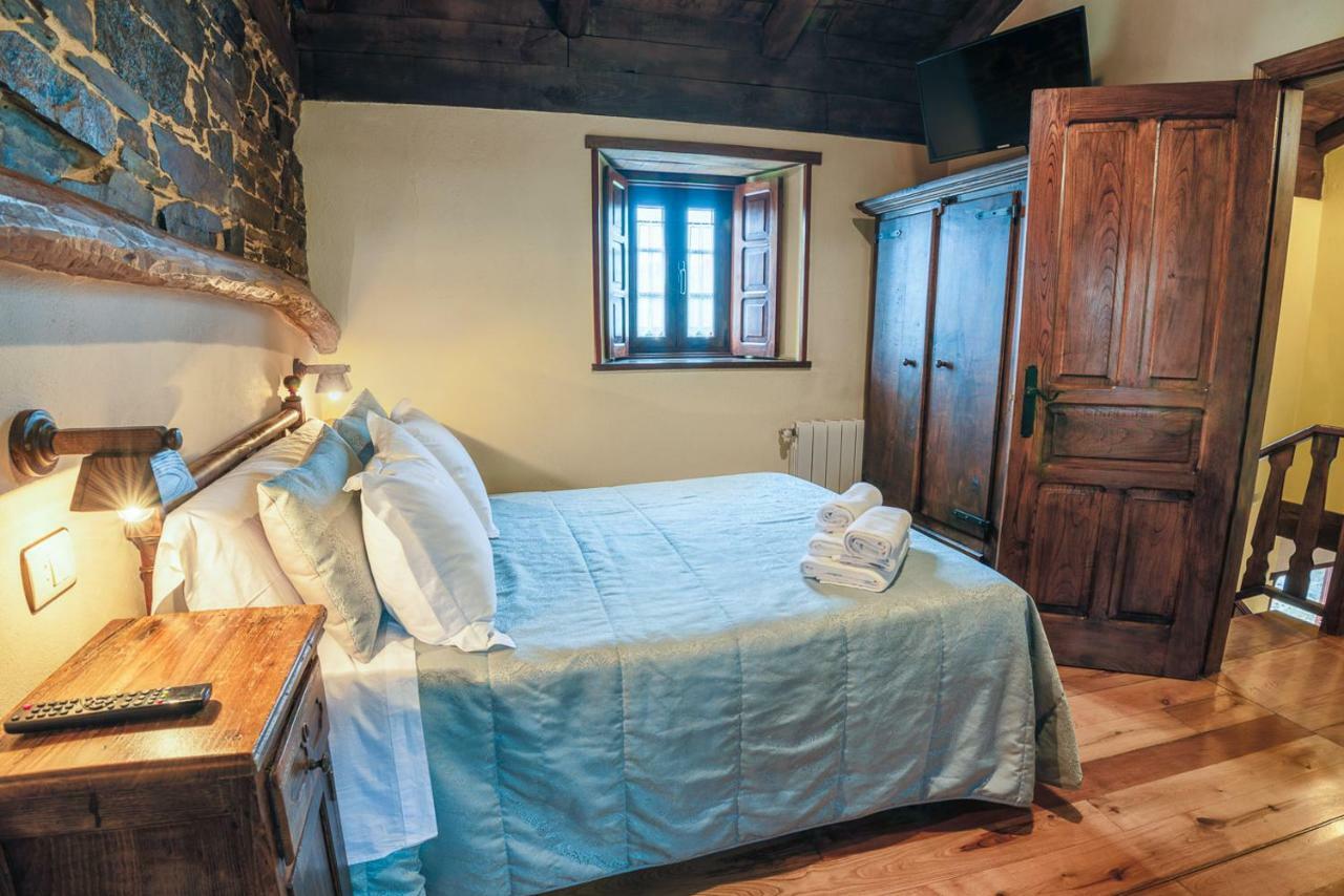 Apartamentos Rurales Casa Riveras ซานตาเอวลาเลีย เด โอสโกส ภายนอก รูปภาพ