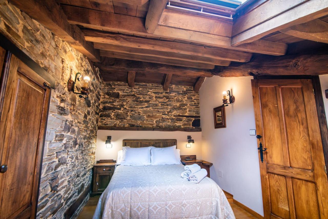 Apartamentos Rurales Casa Riveras ซานตาเอวลาเลีย เด โอสโกส ภายนอก รูปภาพ