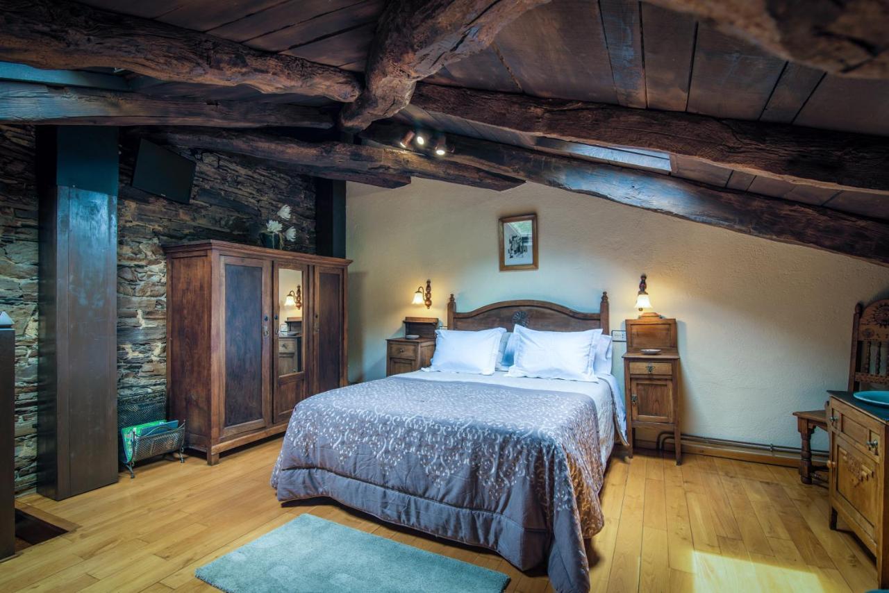 Apartamentos Rurales Casa Riveras ซานตาเอวลาเลีย เด โอสโกส ภายนอก รูปภาพ